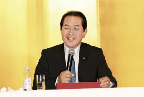 あいさつする桃園忠会長